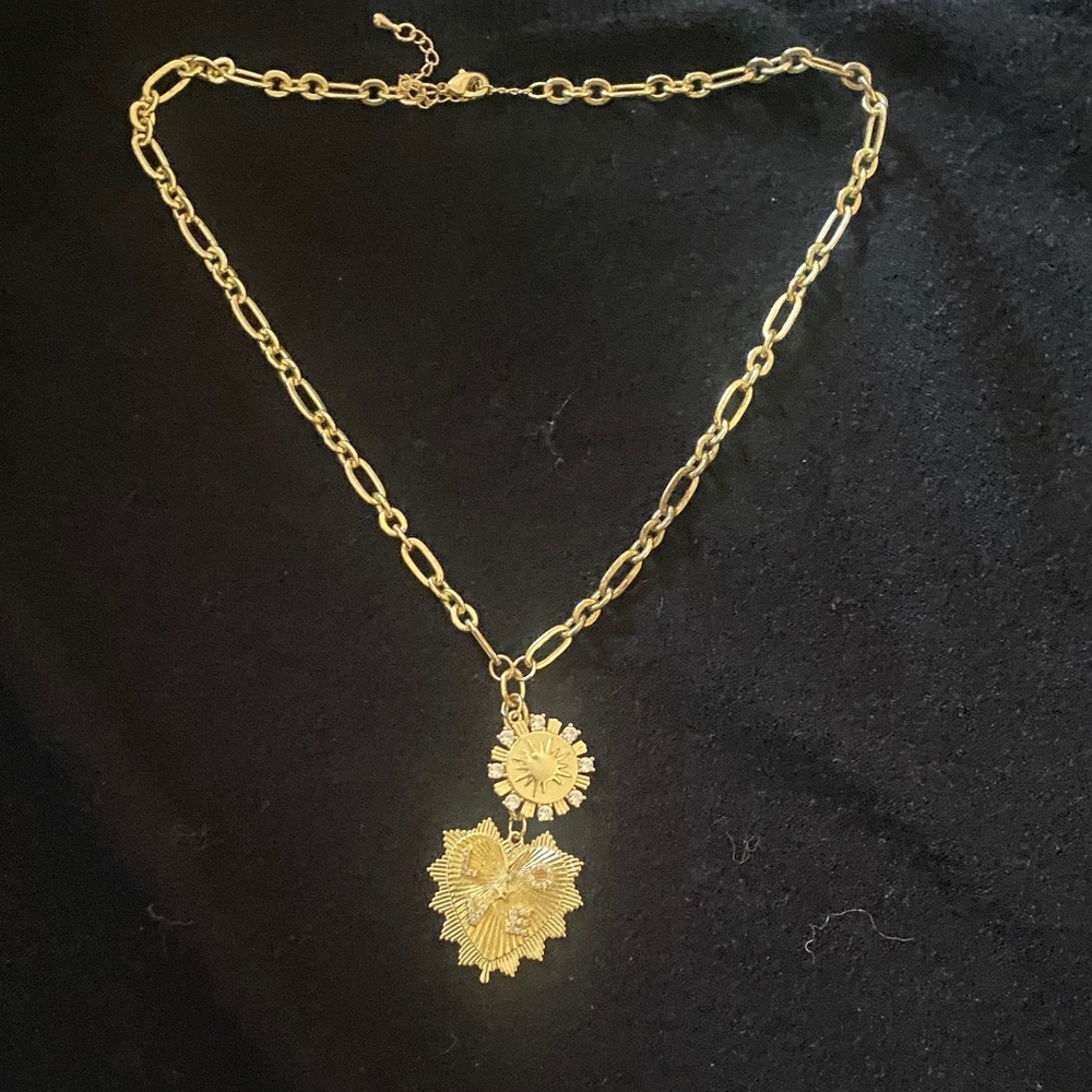Elegant Gold Chain Necklace with Floral Pendant